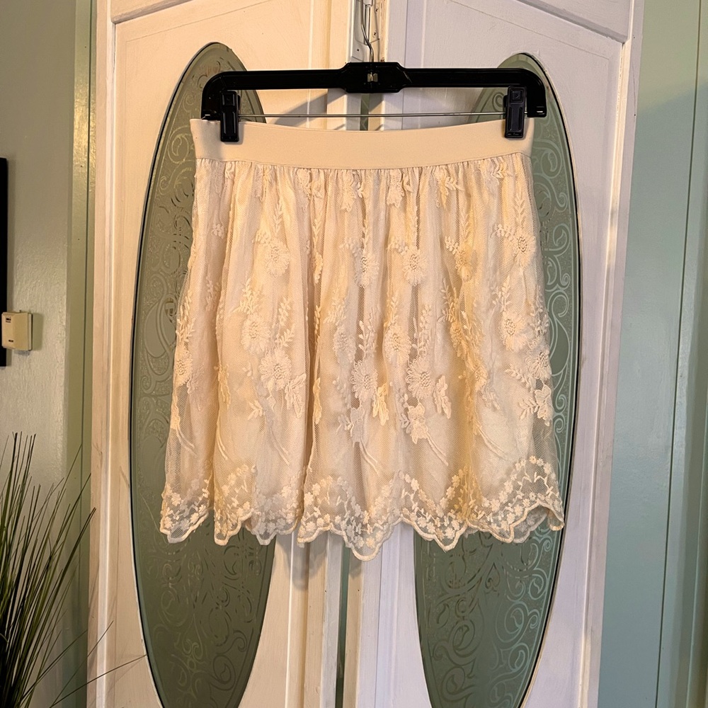 Romantic little lace mini skirt by Forever 21 Sz L